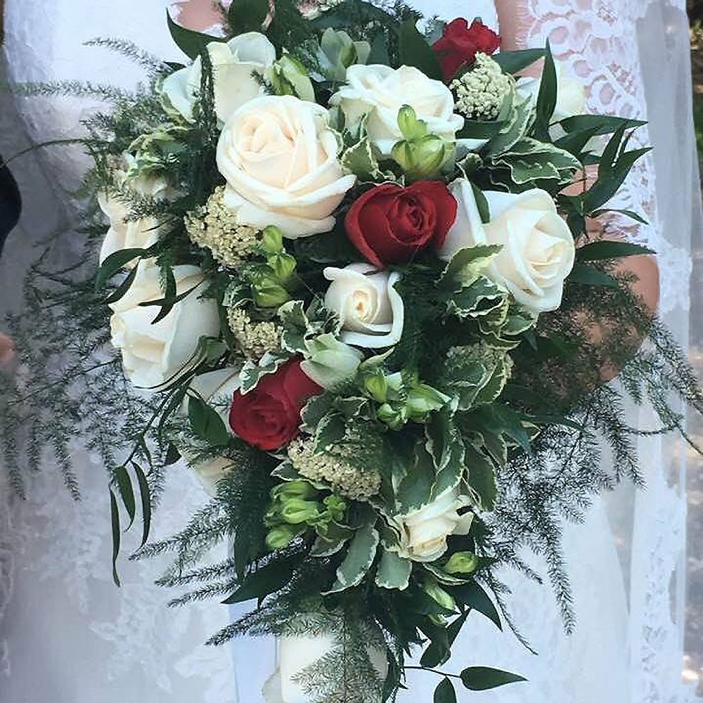 Original bridal bouquet in Rome with red roses and white roses